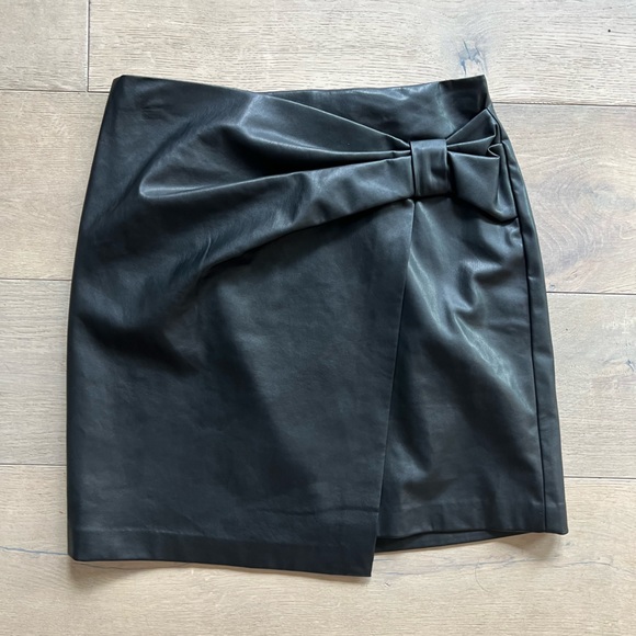 NWT Club Monaco Black Faux Leather skirt size 8 - Picture 3 of 6